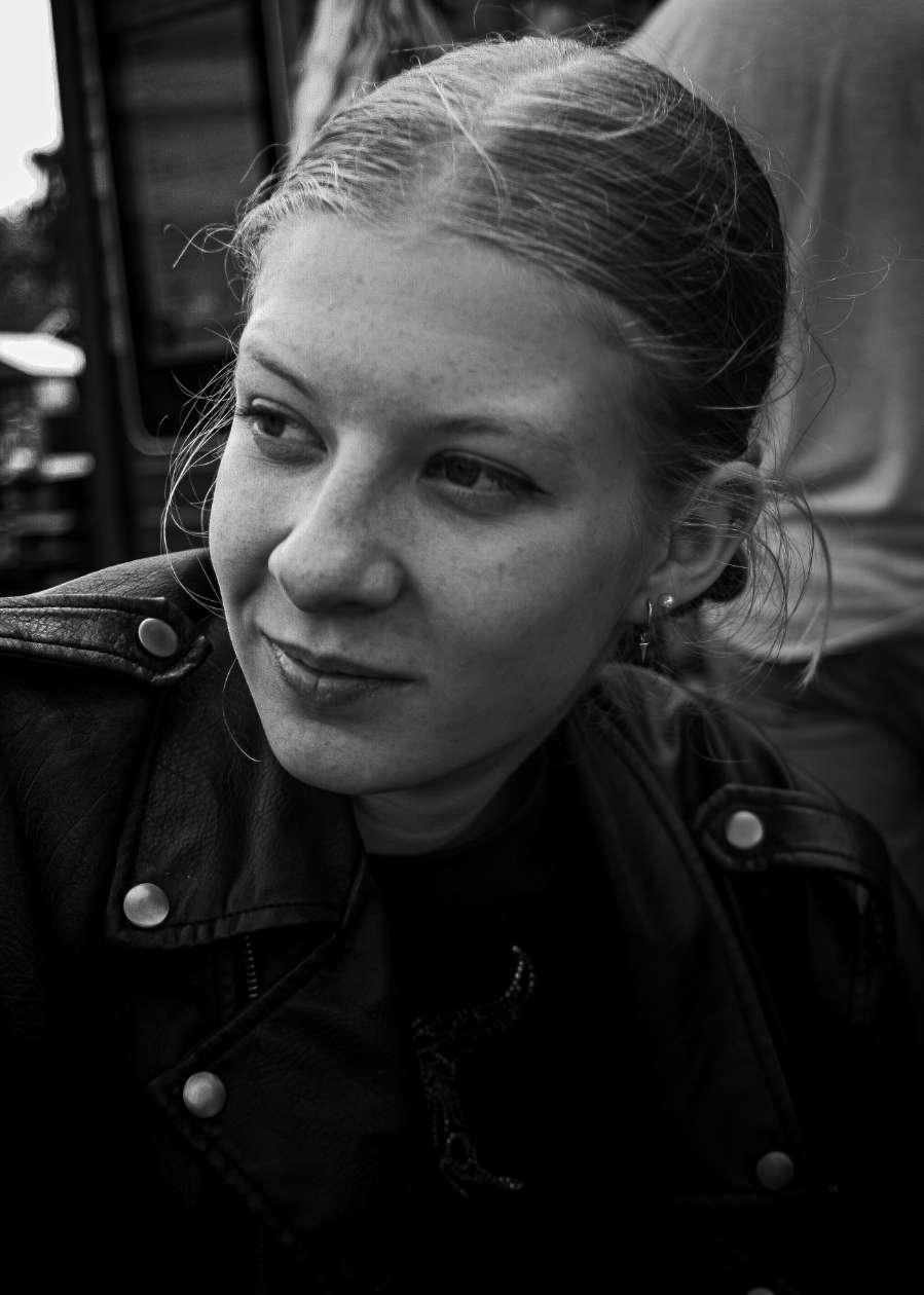 Timeless black and white portrait of woman – Haslemere photographer