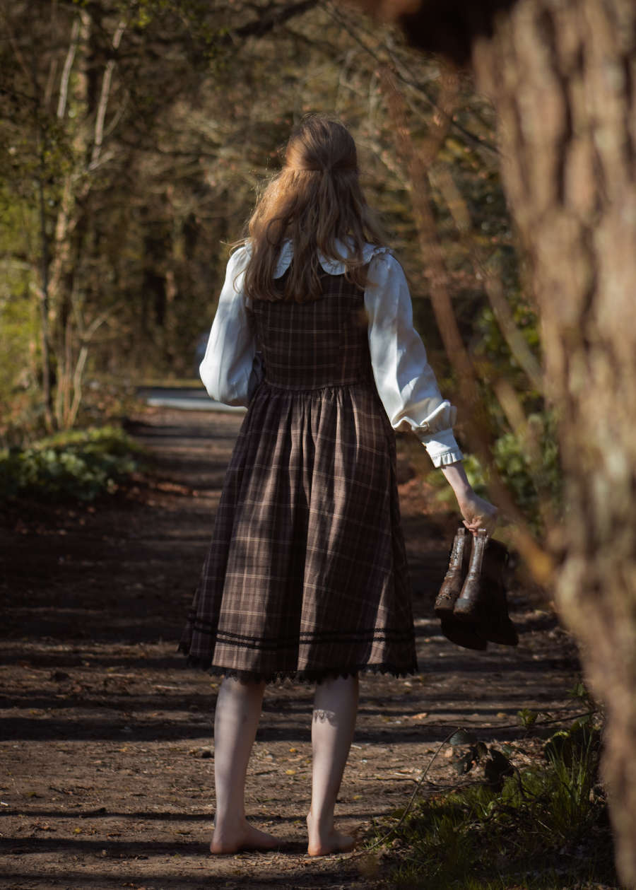Outdoor portrait with warm tones – golden hour shoot in Hampshire